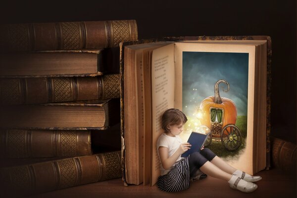 La petite fille lit un livre et fantasme