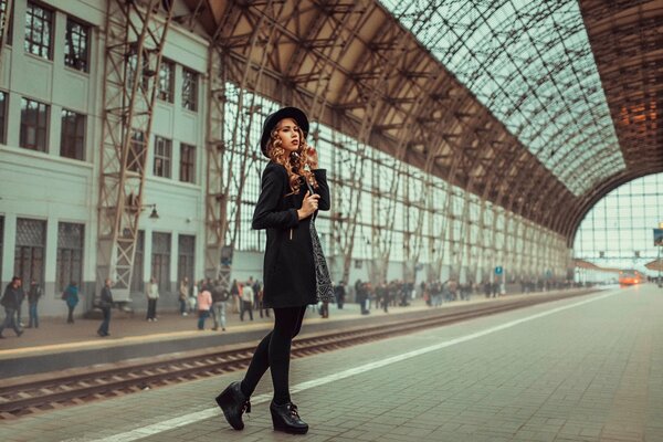 Ragazza sul piazzale in attesa del treno