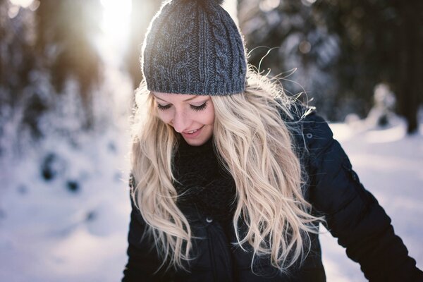 Hermosa chica de invierno con pecas