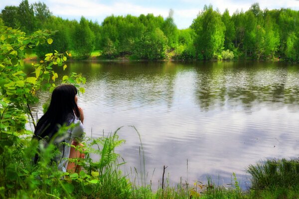 Einsamkeit am See im Wald