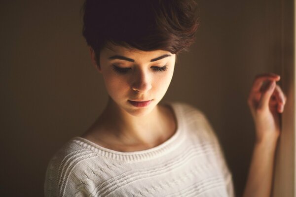 Portrait de la belle jeune fille en blanc