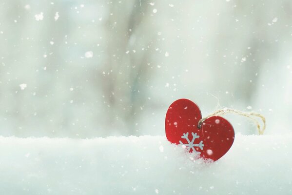 Corazón en la nieve esponjosa