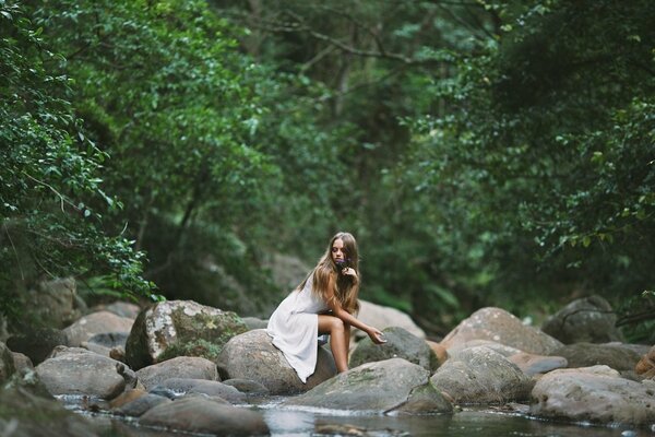 Chica solitaria en las piedras