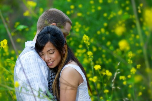 Chico y chica en una cita. Primera cita. Pareja enamorada