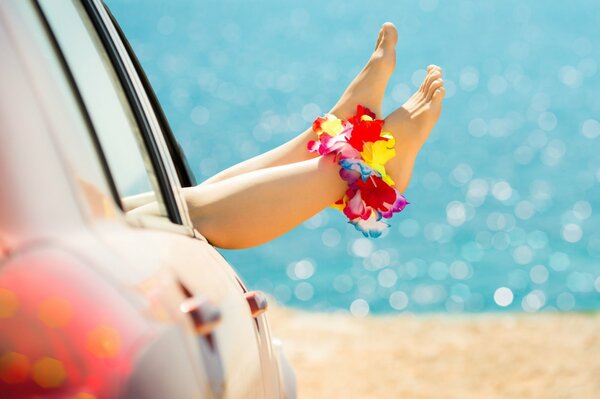 Weibliche Beine aus Autowäsche am Strand