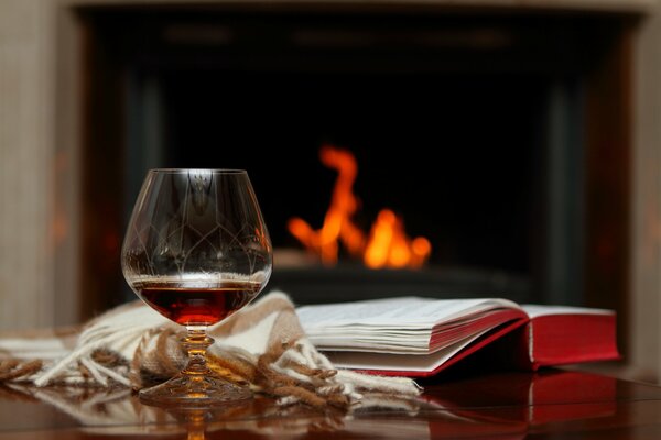 Verre de cognac sur fond de cheminée en feu