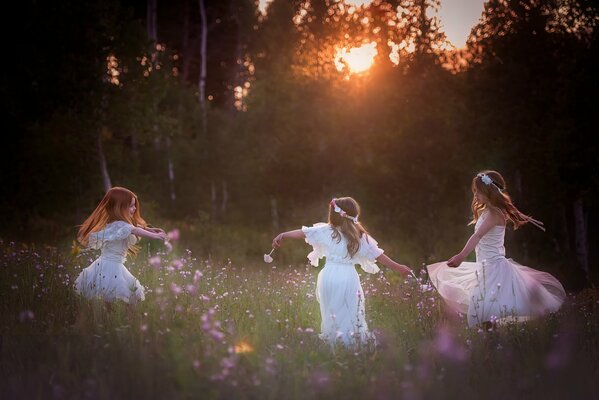 Danse de trois filles dans les bois