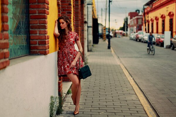 Chica en vestido al aire libre