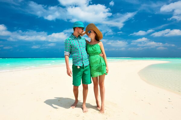 Pareja caminando por la playa en los trópicos