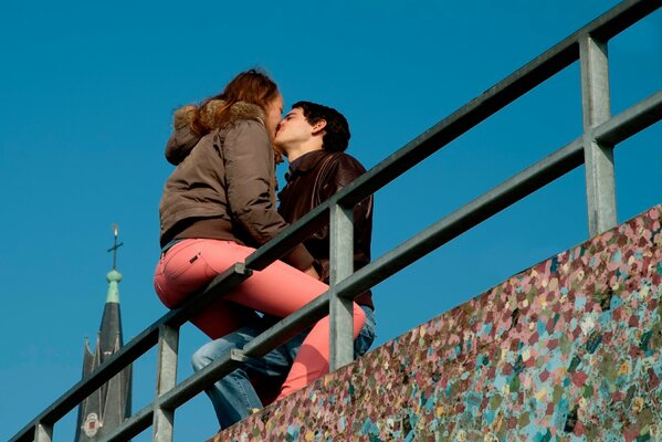 Kiss les gars et les filles sur le fond de l église