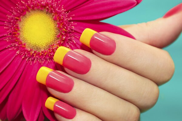 Manicura brillante para el estado de ánimo de verano