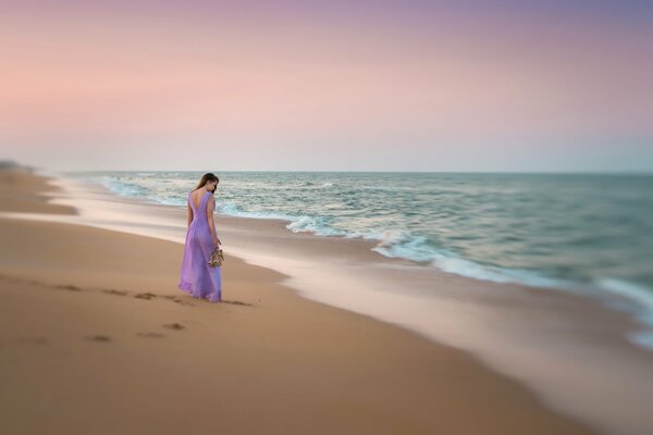 Passeggiata sulla spiaggia ragazza