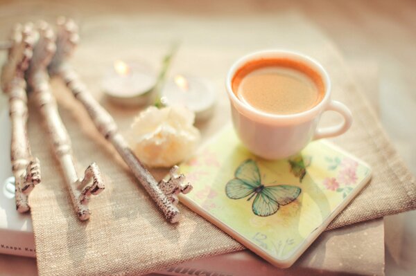 Immagine accogliente con una tazza di cappuccino