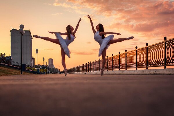 Dos bailarinas en el paseo marítimo