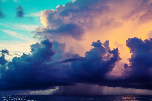 Ungewöhnlicher Himmel über dem Meer