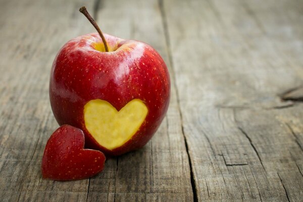 Corazón de manzana roja