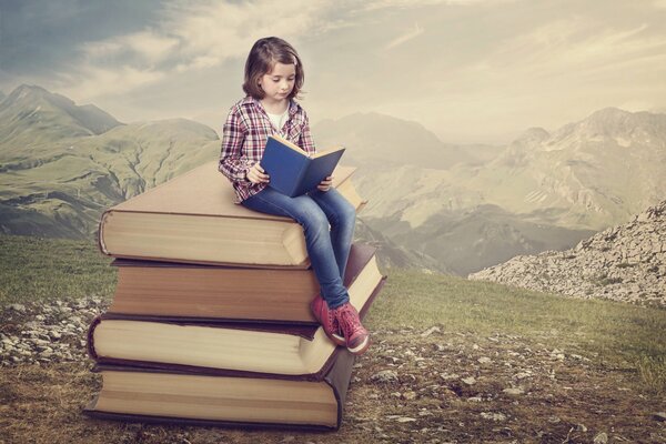 Mädchen, die Bücher in der Natur liest