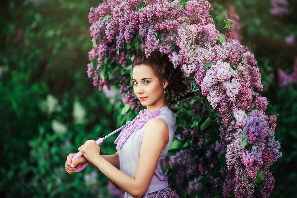 Jeune fille avec un parapluie de couleur lilas