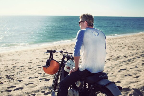 Mann am Strand am Meer