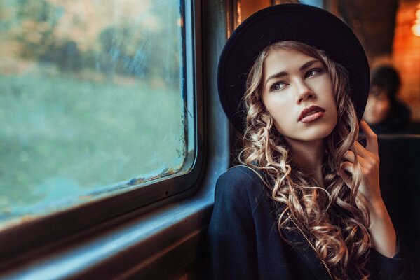 Bella ragazza in un cappello e in metropolitana