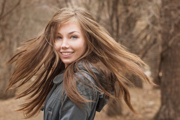 Mädchen im Park. Lächeln. Lange Haare