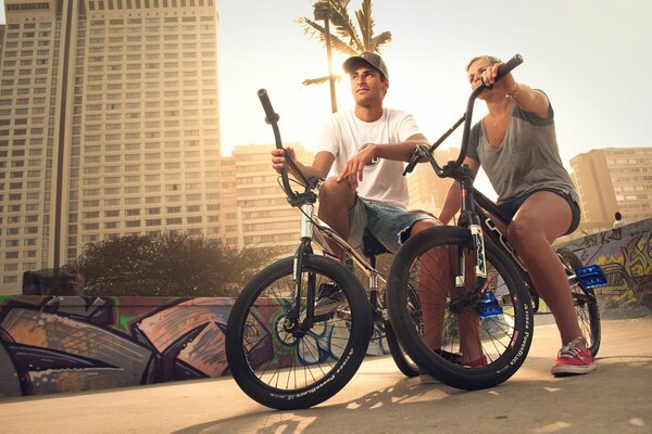 Mädchen und Mann auf einem bmx in der Stadt