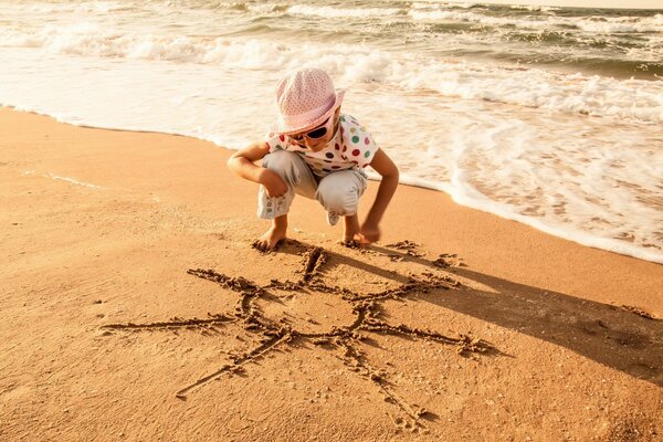 Sonnige Stimmung am Strand mit Kindern