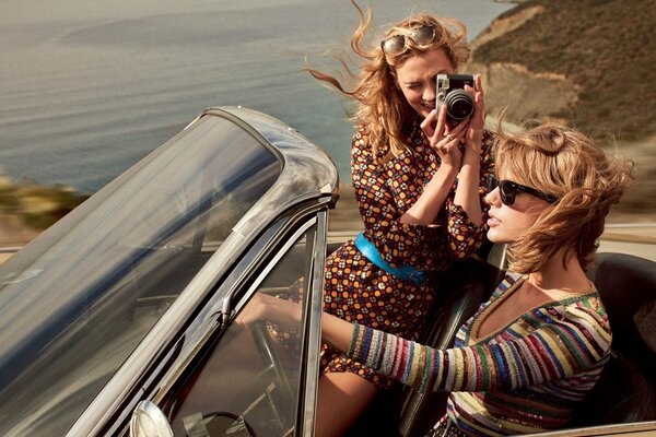 Photo shoot in the car of Taylor Swift and Karlie kloss