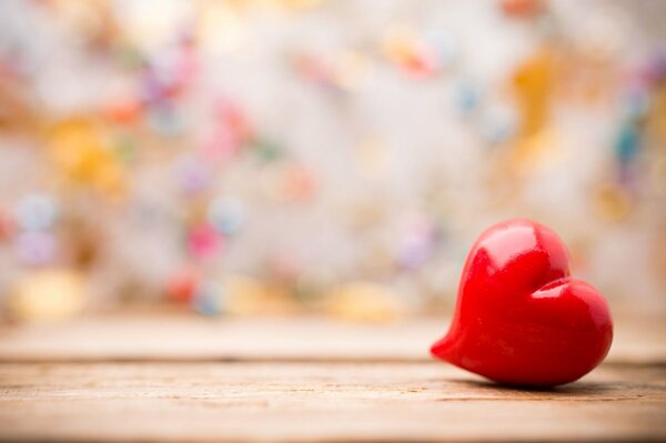 Corazón rojo sobre fondo alegre