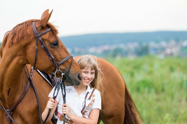 Mädchen und Pferd sind beste Freunde