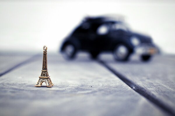 La petite tour eiffel sur fond floue de la machine