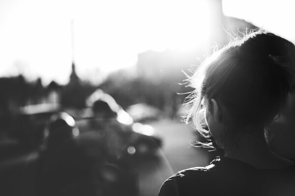 Photographie en noir et blanc de la fille dans le dos