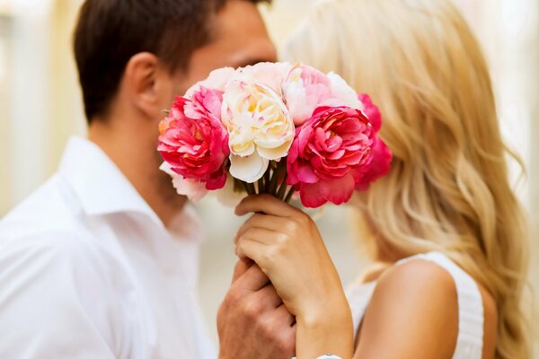 Beso de pareja en flores