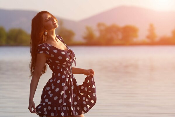 Brunette Babe matin sur la rivière