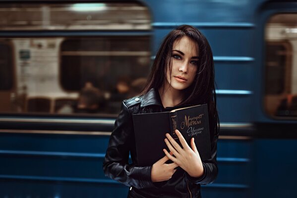 Ragazza con il libro andato metropolitana