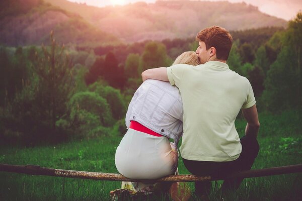 Ragazzo e ragazza in natura