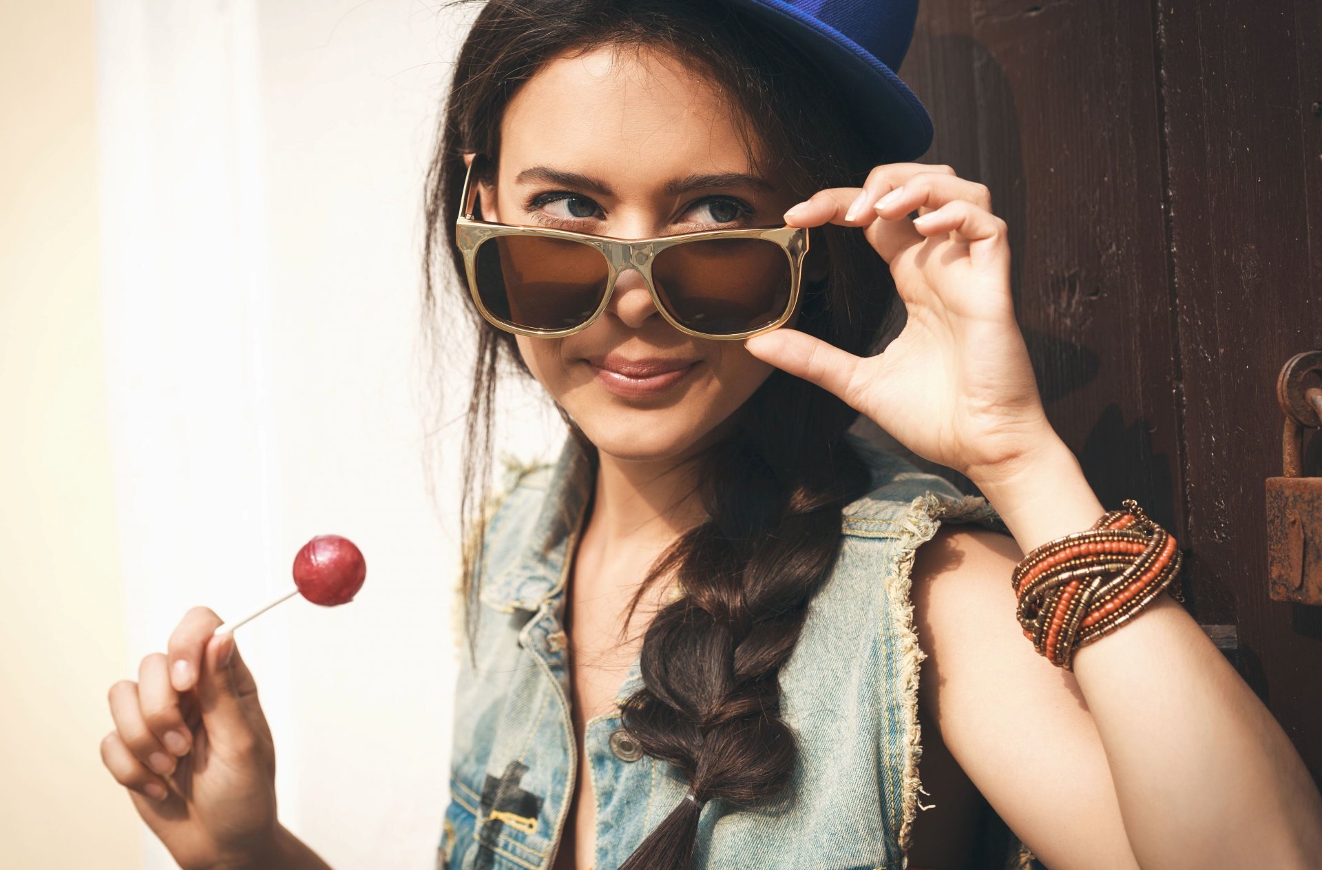 stimmung mädchen brünette zopf hut hut brille lächeln lollipop armband blick sonnenbrille hintergrund tapete widescreen vollbild widescreen