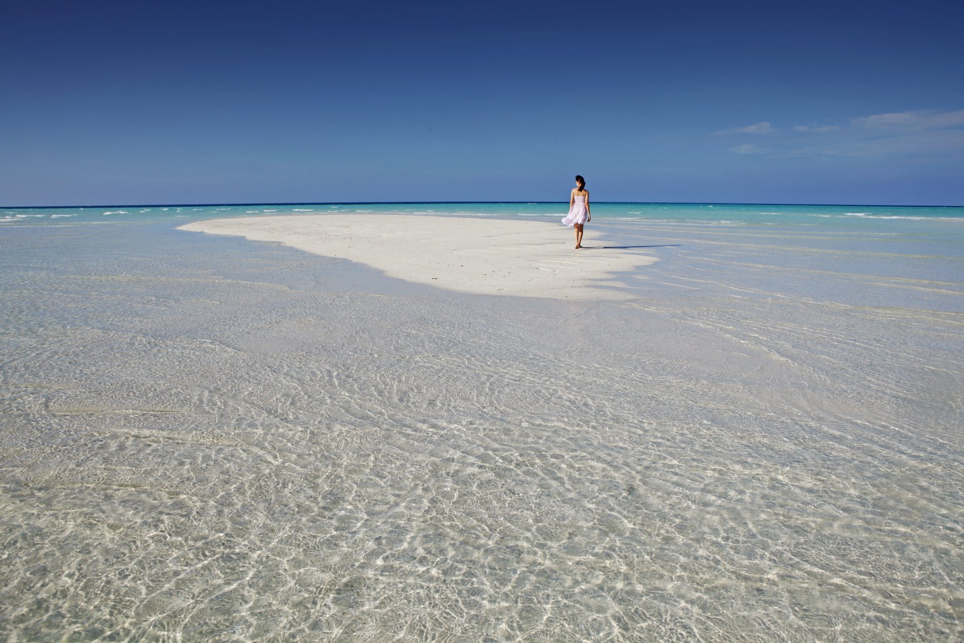 maldive oceano spiaggia sabbia acqua nuvole ragazza sfondo carta da parati widescreen schermo intero widescreen widescreen