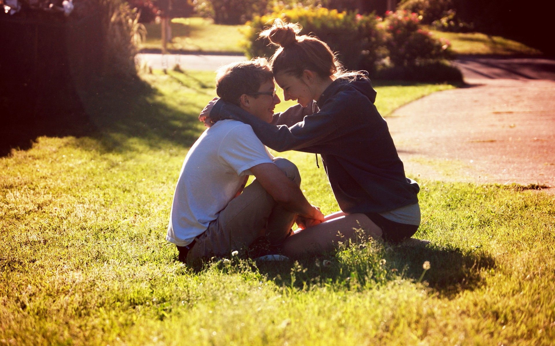 amoureux amoureux garçon et fille herbe