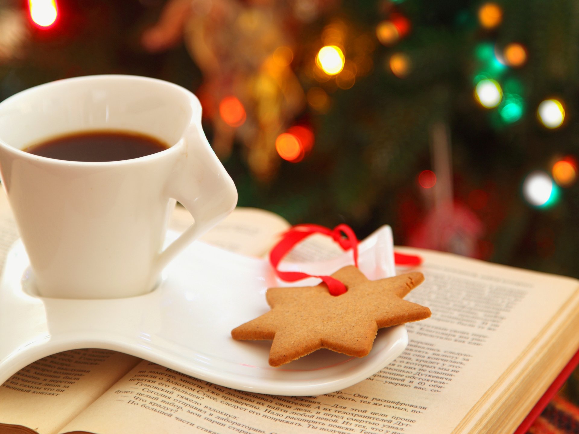 tasse soucoupe du thé du café des biscuits une étoile une star un livre des lumières des boké