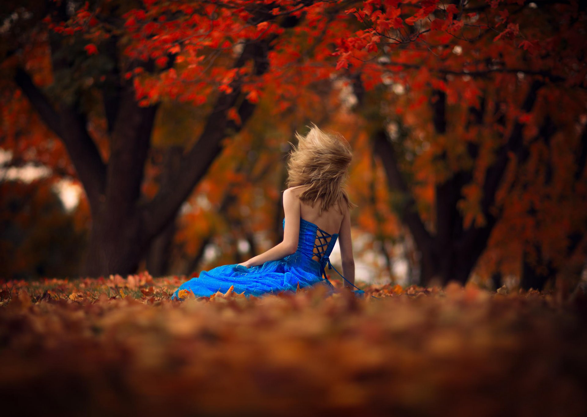 ragazza vestito autunno vento foglie bokeh