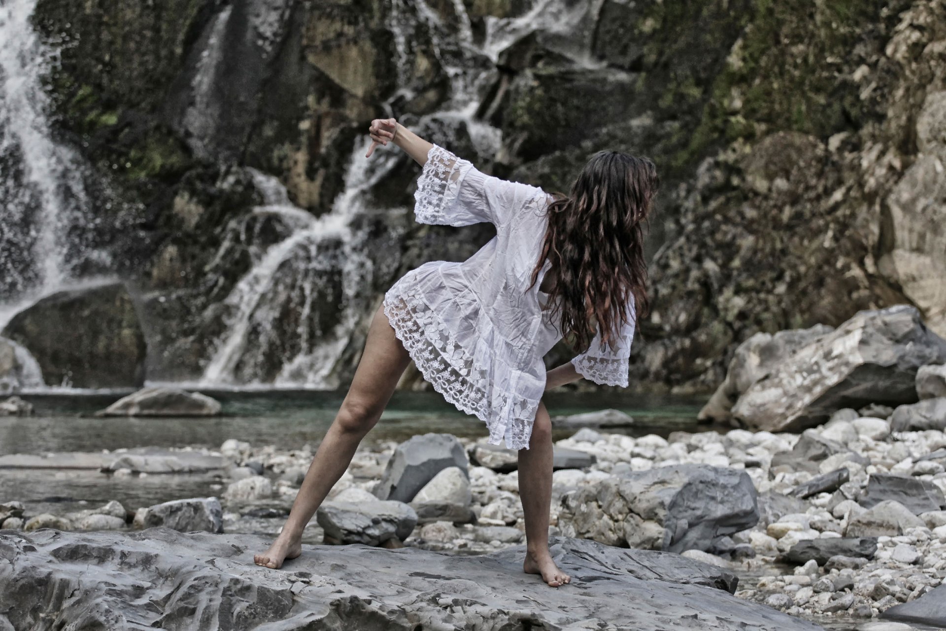 fiume di montagna pietre ragazza danza