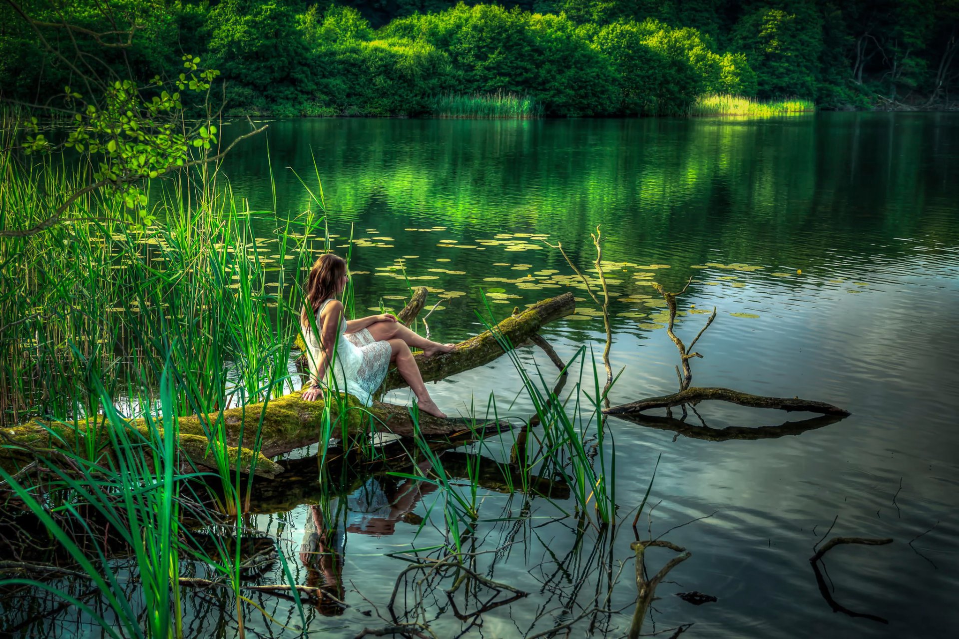 estate lago ragazza