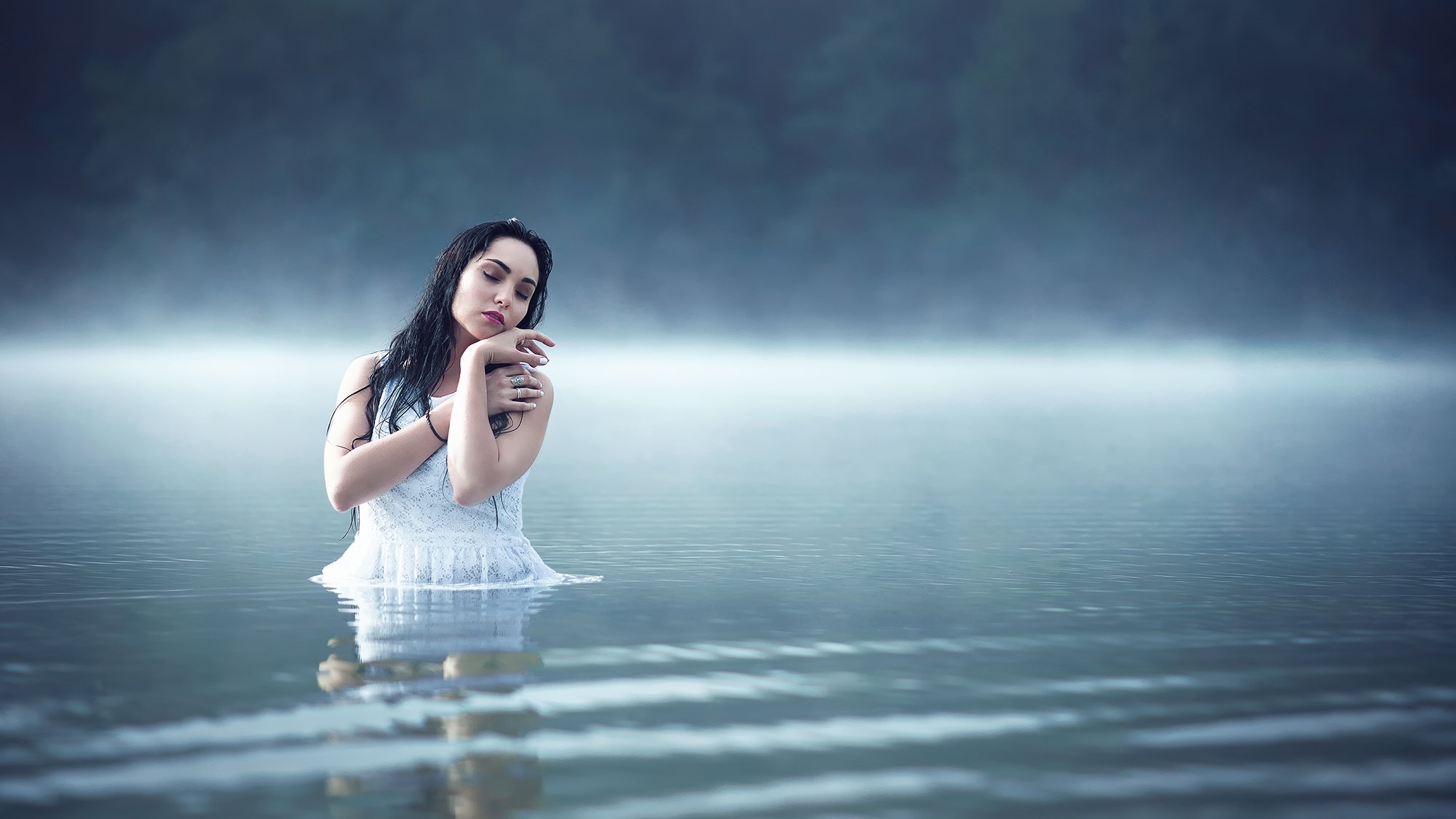 lago nebbia ragazza calma pace in acqua