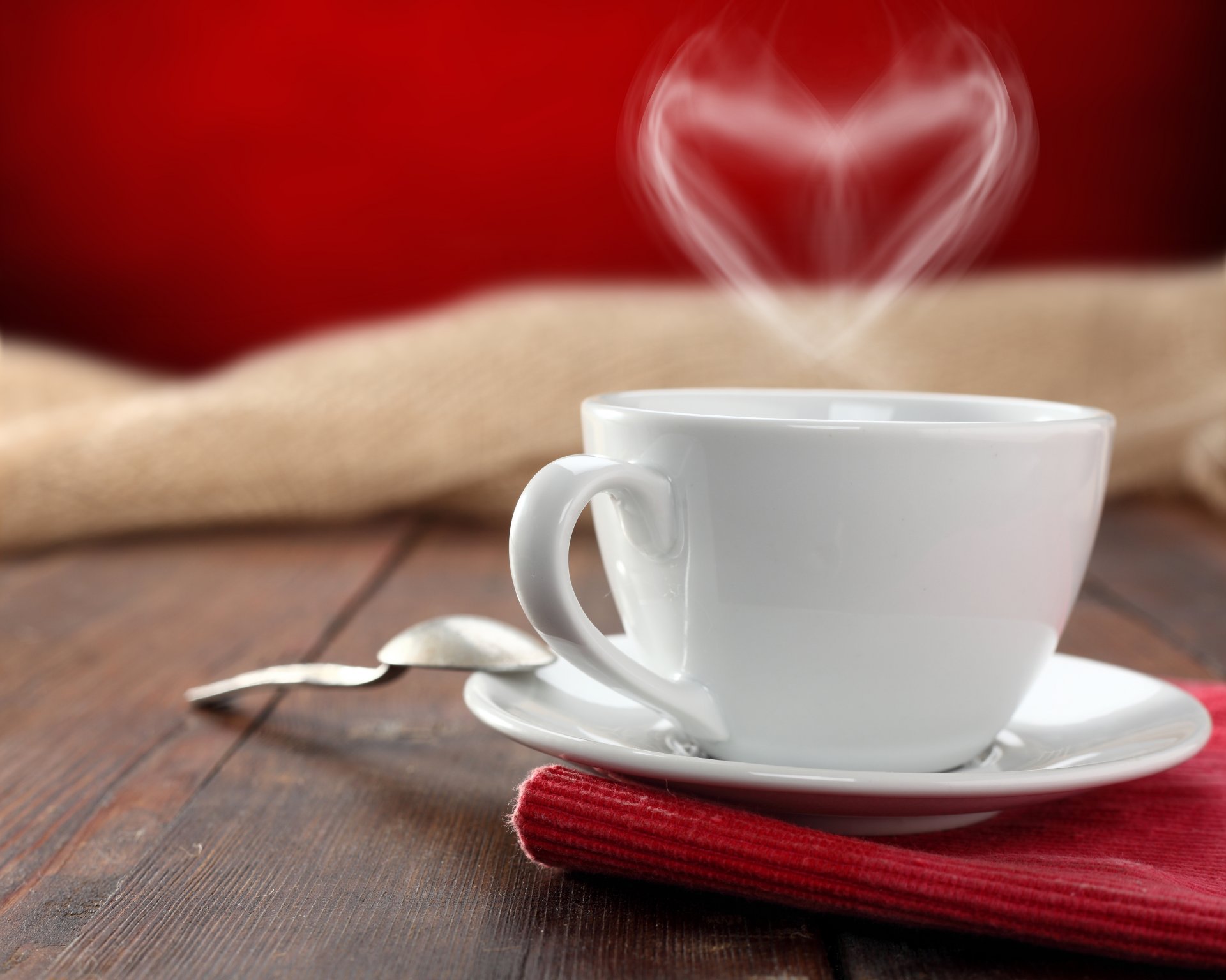 caffè tè tazza cuore piattino cucchiaio tavolo tovagliolo