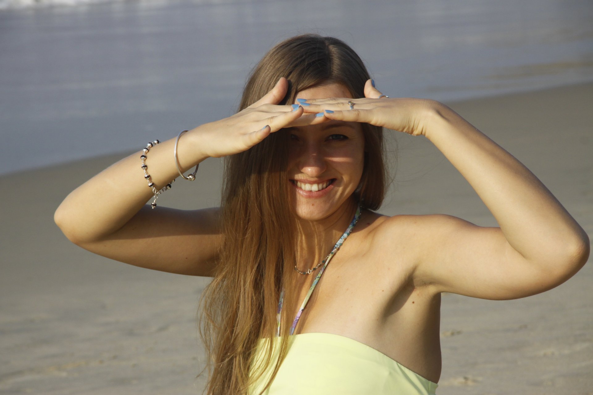 umore ragazza sorriso mare passeggiata sfondo carta da parati