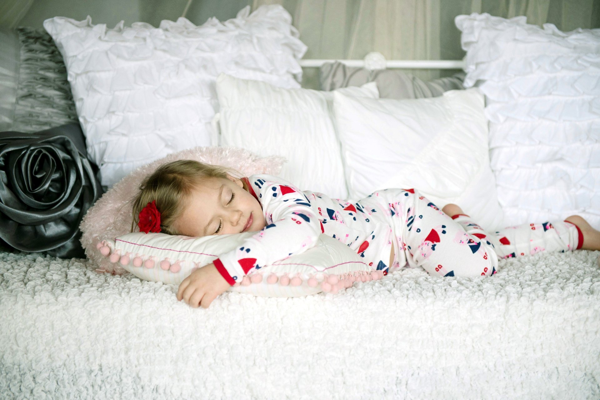 humeur enfants enfants fille dormir dormir repos détente lit oreillers rose fond fille enfant papier peint écran large plein écran écran large