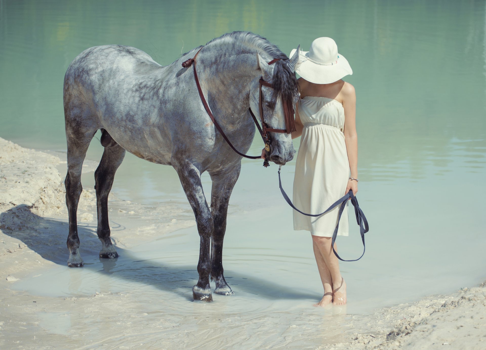 chica caballo agua sombrero