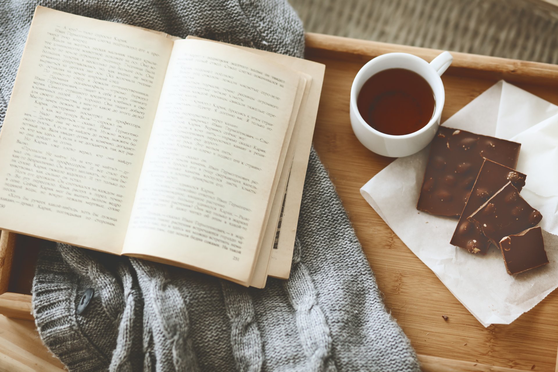 comfort vassoio libro cioccolato tazza tè maglione