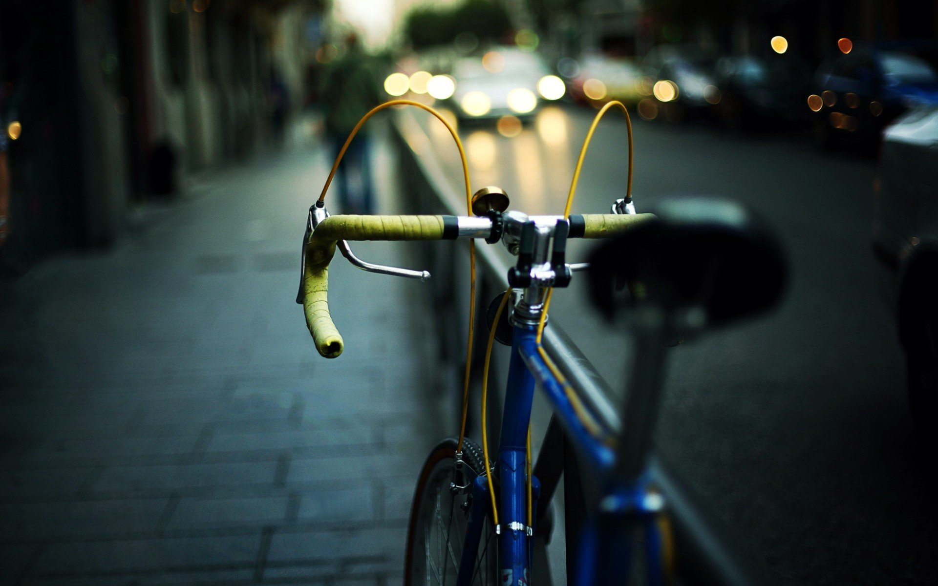 de l humeur le vélo la grande. le volant la rue la route la voiture la voiture la ville le soir les lumières les lumières boké flou toile de fond macro fond d écran grand écran plein écran grand écran